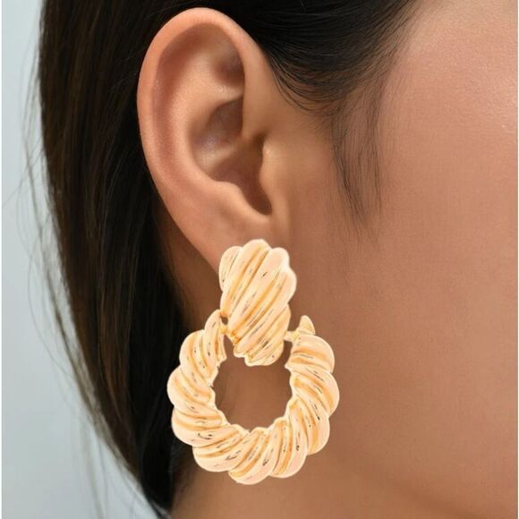 Mob Wife Vintage 90s Nostalgia Textured Chunky Gold Geometric Drop Earrings - Picture 3 of 7